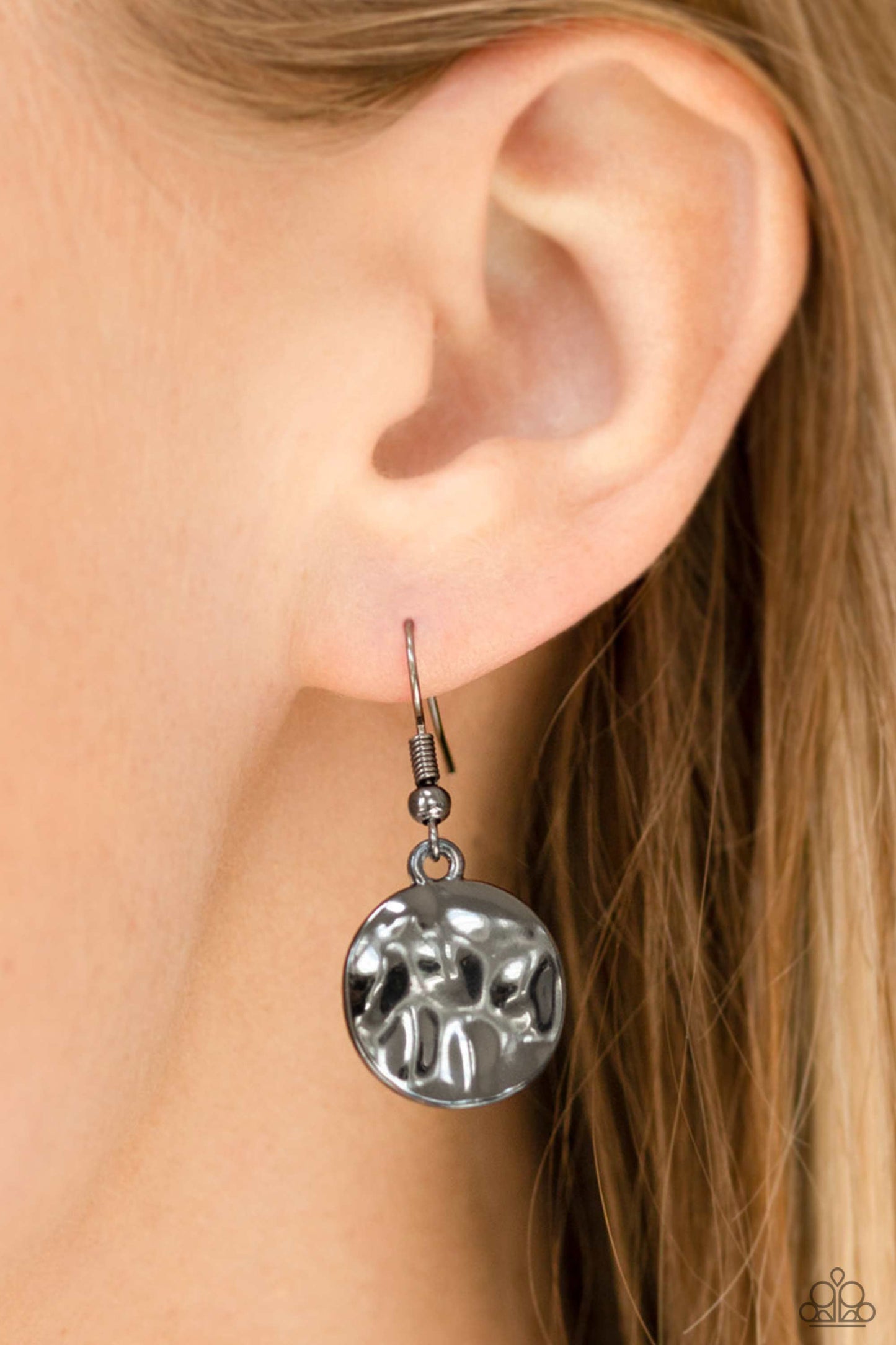 Paparazzi Accessories A Daring DISCovery - Black Gradually increasing in size near the center, hammered gunmetal and silver discs slide along a gunmetal wire chain below the collar for an edgy look. Features an adjustable clasp closure. Sold as one indivi