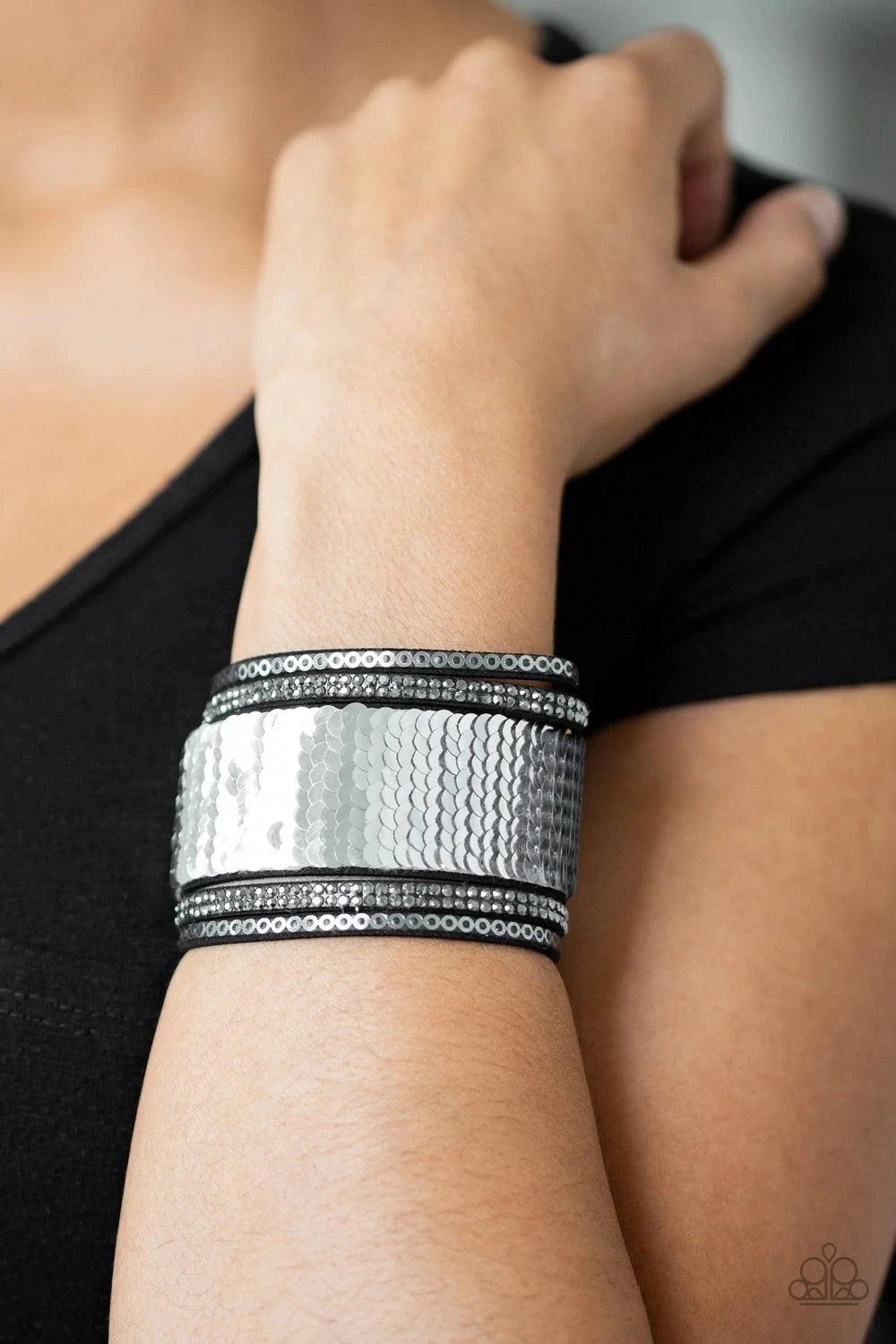 Paparazzi Accessories Heads Or MERMAID Trails - Blue Three aurum emerald-cut rhinestones are encrusted along three brass bands radiating with smooth surfaces and sections of glittery aurum rhinestones for an edgy fashion. Features a stretchy band for a fl