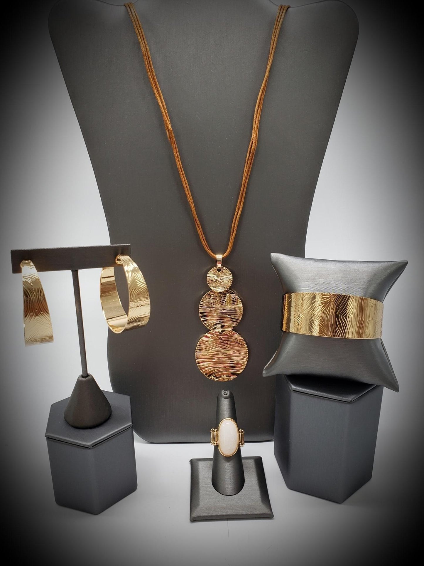Paparazzi Accessories Sunset Sitings: FF September 2021 Trendsetters are sure to gravitate towards the accessories found in the Sunset Sightings collection. Featuring more drastic designs, bold colors, and funky combinations found outside the box, the pie