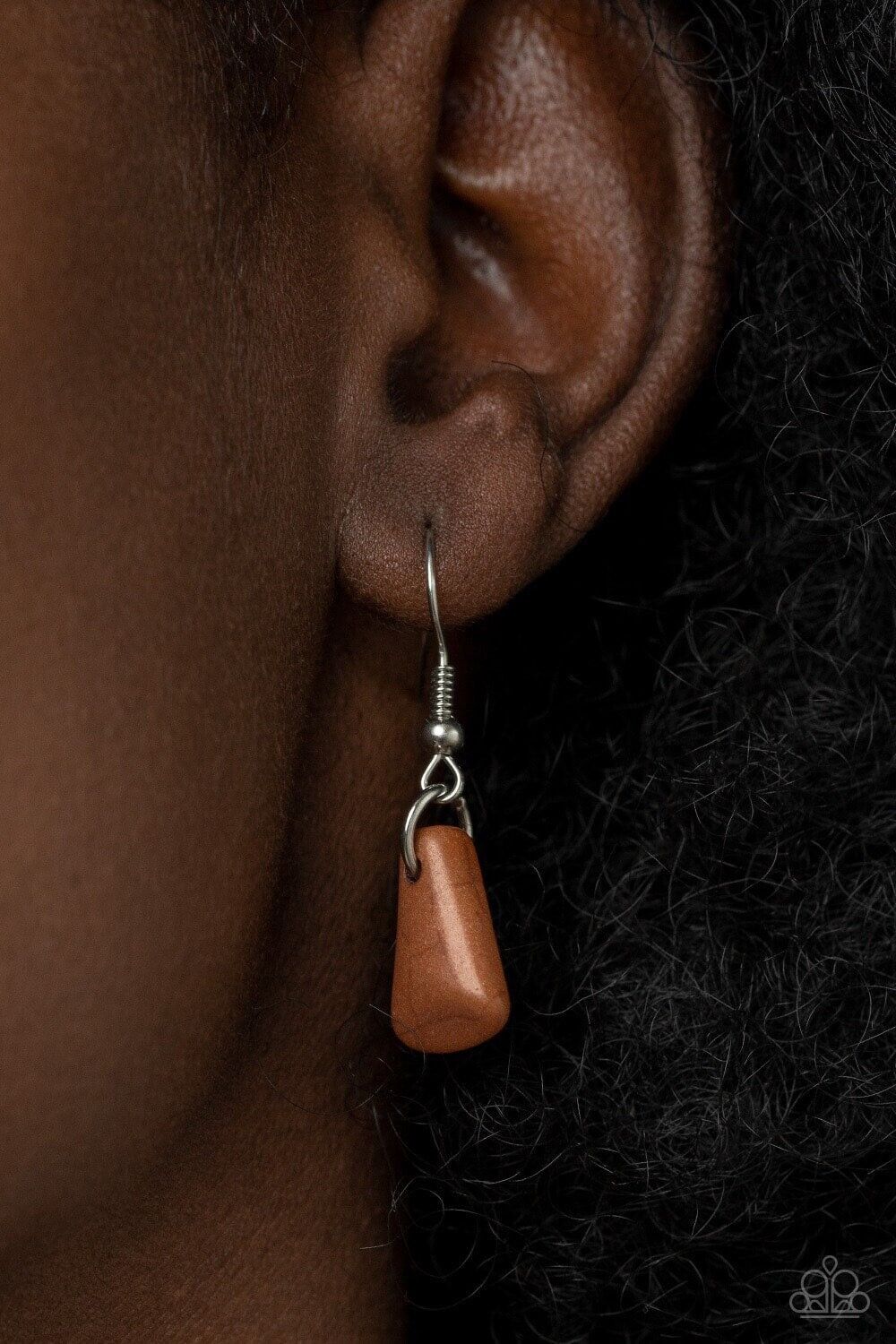 Paparazzi Accessories Mojave Empress - Brown Separated by dainty silver beads, pieces of triangular cut brown stones gradually increase in size as they fan out below the collar for an earthy statement. Features an adjustable clasp closure. Sold as one ind