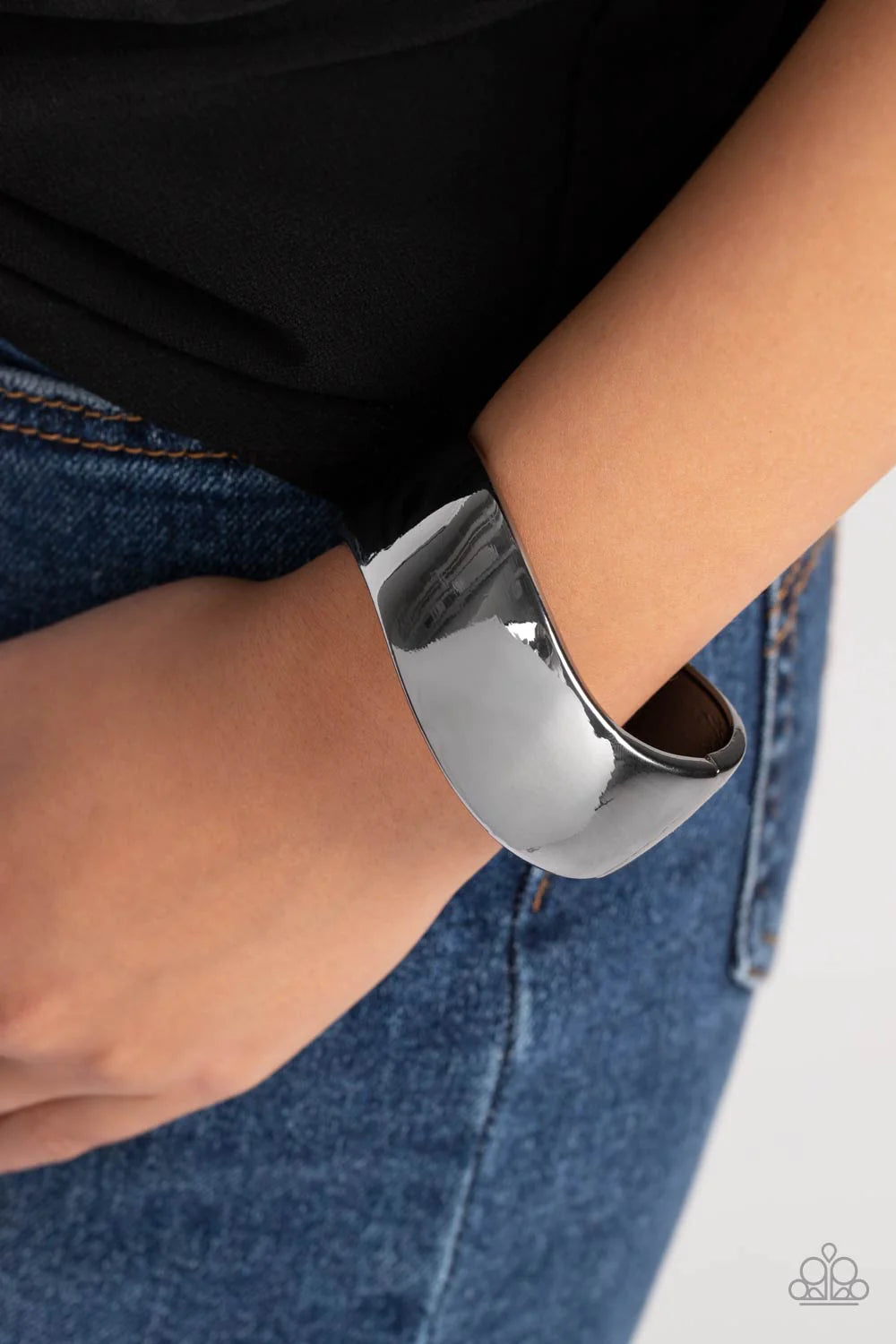 Paparazzi Accessories Urban Anchor - Black A thick band of gunmetal wraps around the wrist in a dramatic display. As the edges of the band curve into subtle waves, the high sheen finish creates a blinding display of intense sheen that demands attention. F