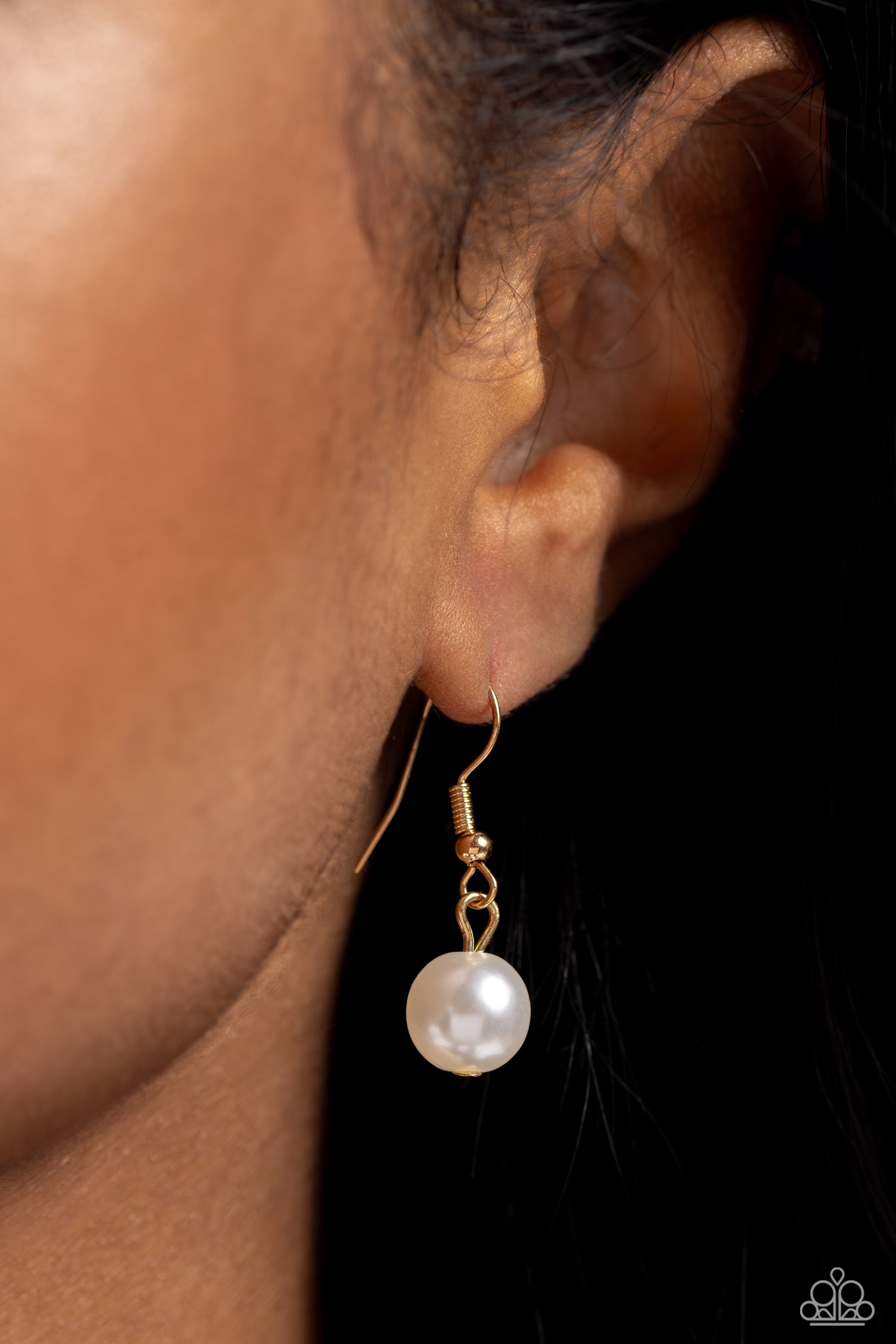 Paparazzi Accessories Corporate Catwalk - Gold A collection of bubbly white pearls, glittery crystal-like beads, gold beads, some embossed in shimmer, and gem-encrusted beads swing from the bottom of a chunky gold chain, creating an elegantly clustered fr