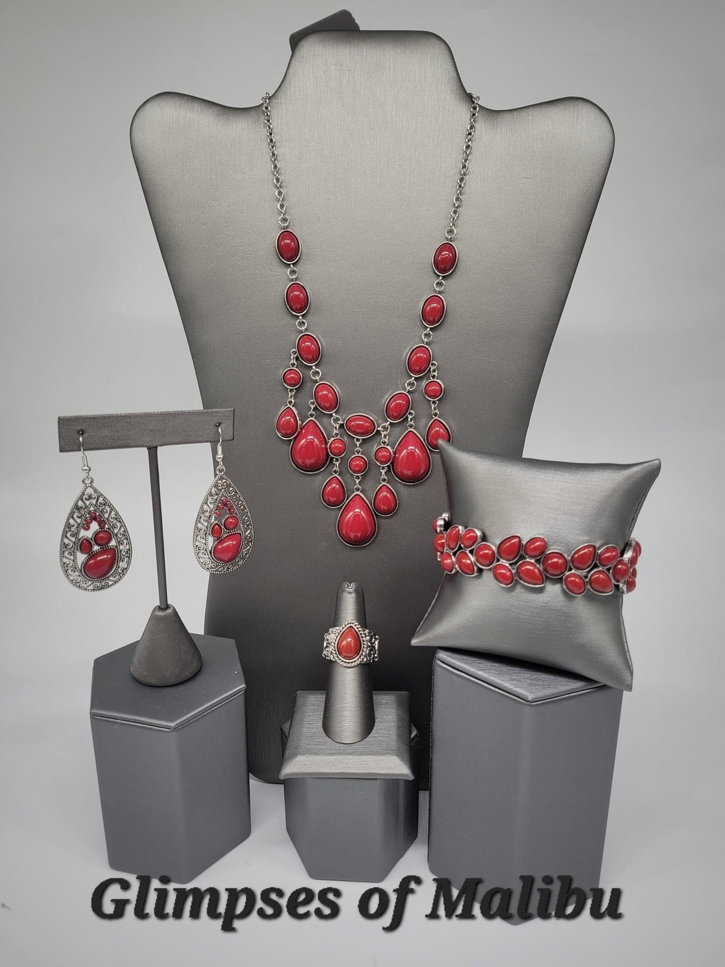 Paparazzi Accessories Glimpses of Malibu - January 2022 FF Featuring playful styles accented with fun pops of color, the Glimpses of Malibu Collection is an endearing assortment of cheerful and whimsical laid-back fashion. From the bubbly outgoing sociali
