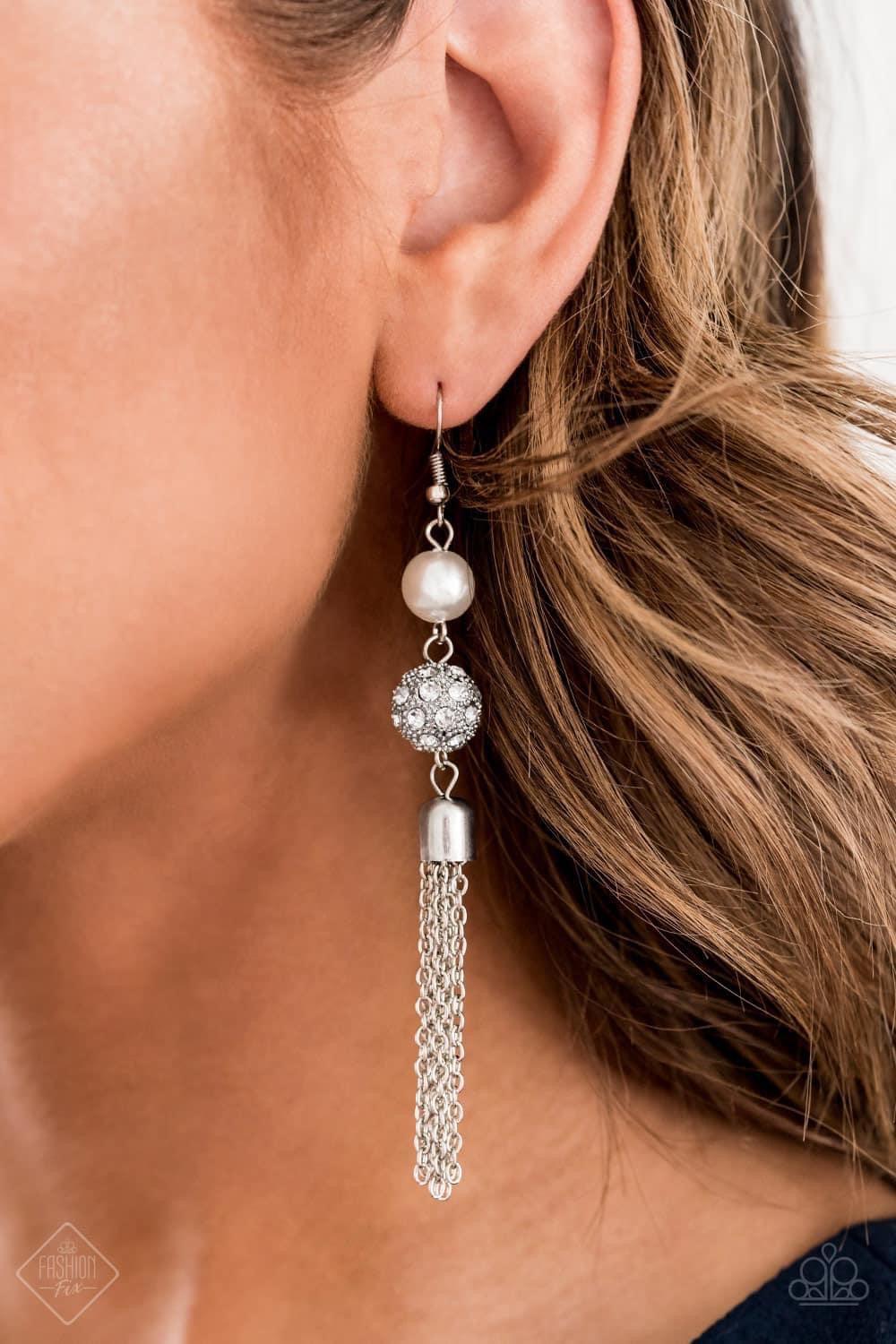 Paparazzi Accessories Fiercely 5th Avenue: FF June 2020 The styles featured in the Fiercely 5th Avenue collection are exactly what you would expect with a name like that: Sleek, classy, metallic designs that you’d find on the streets of New York. The acce