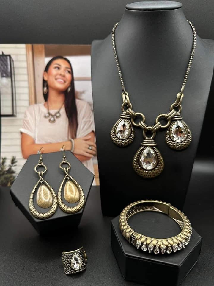 Paparazzi Accessories Magnificent Musings: FF January 2023 The Magnificent Musings Collection features bold statement pieces and edgy designs. Reveling in sassy, unapologetic fashion, Magnificent Musings mavens confidently express themselves through glamo