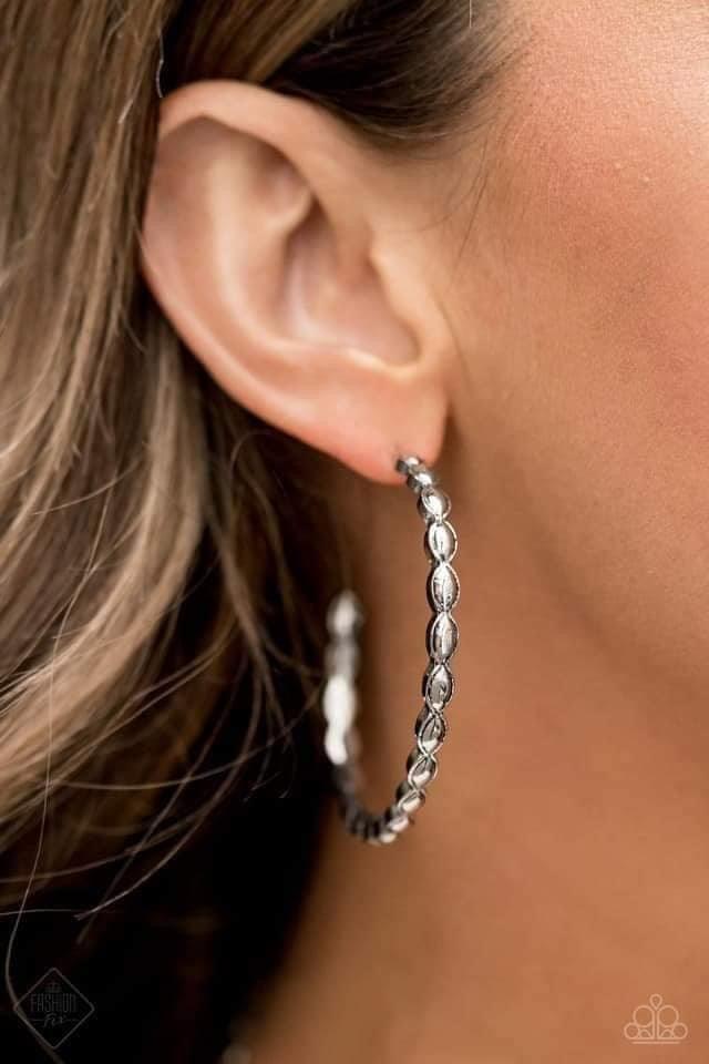 Paparazzi Accessories Simply Santa Fe: FF May 2021 Earthy, desert-inspired designs are what the Simply Santa Fe collection is all about. Natural stones, indigenous patterns, and vibrant colors of the Southwest are sprinkled throughout this trendy collecti