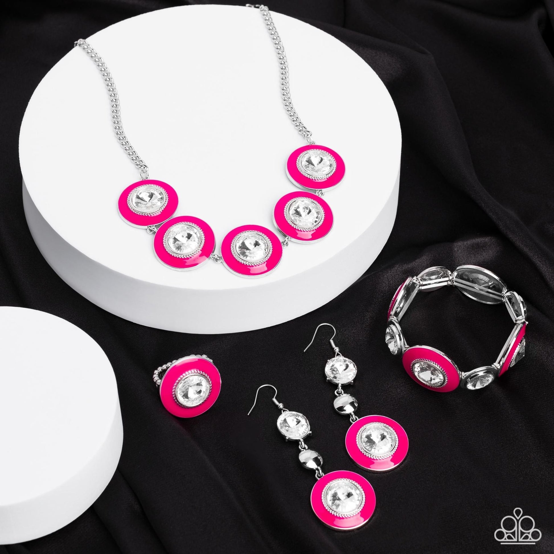 Paparazzi Accessories Glimpses of Malibu: FF January 2023 Featuring playful styles accented with fun pops of color, the Glimpses of Malibu Collection is an endearing assortment of cheerful and whimsical laid-back fashion. From the bubbly outgoing socialit