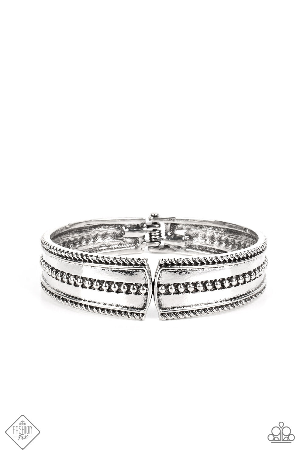 Paparazzi Accessories Simply Santa Fe: FF October 2022 Authentic designs and handcrafted pieces are staples of the Simply Santa Fe Collection. Featuring patterns and elements inspired by nature, these earthy designs tend to have a little more detail. Thos