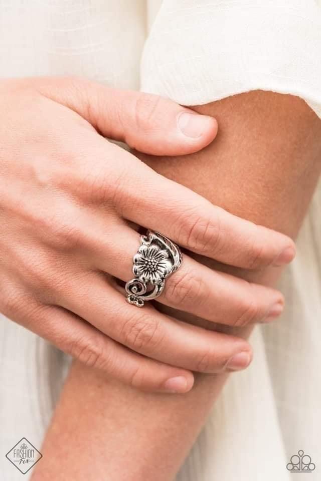 Paparazzi Accessories Simply Santa Fe: FF May 2021 Earthy, desert-inspired designs are what the Simply Santa Fe collection is all about. Natural stones, indigenous patterns, and vibrant colors of the Southwest are sprinkled throughout this trendy collecti
