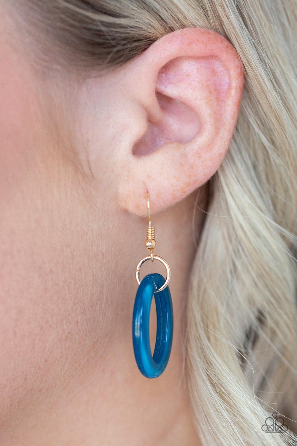 Paparazzi Accessories I Have A HAUTE Date - Blue Featuring a faux marble finish, smoky blue acrylic links connect with shiny metallic links below the collar for a colorful statement-making look. Features an adjustable clasp closure. Jewelry