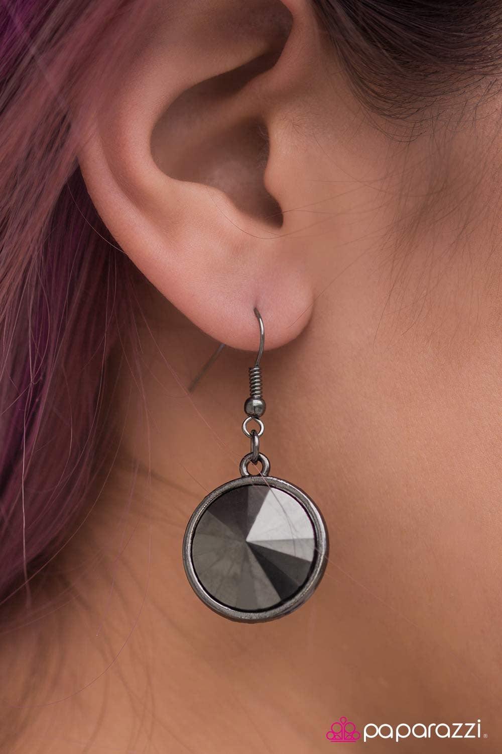 Paparazzi Accessories Hypnotize - Black Three dramatically oversized pieces of hematite are nestled into three textured gunmetal fittings that are connected by oval gunmetal rings, creating a brilliant statement piece. Features an adjustable clasp closure
