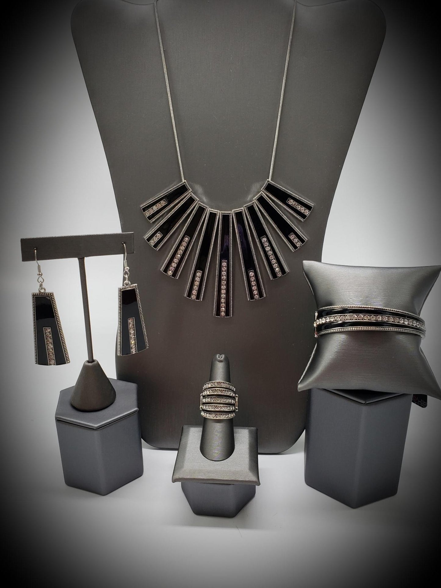 Paparazzi Accessories Fiercely 5th Avenue: FF September 2021 The styles featured in the Fiercely 5th Avenue collection are exactly what you would expect with a name like that: Sleek, classy, metallic designs that you’d find on the streets of New York. The