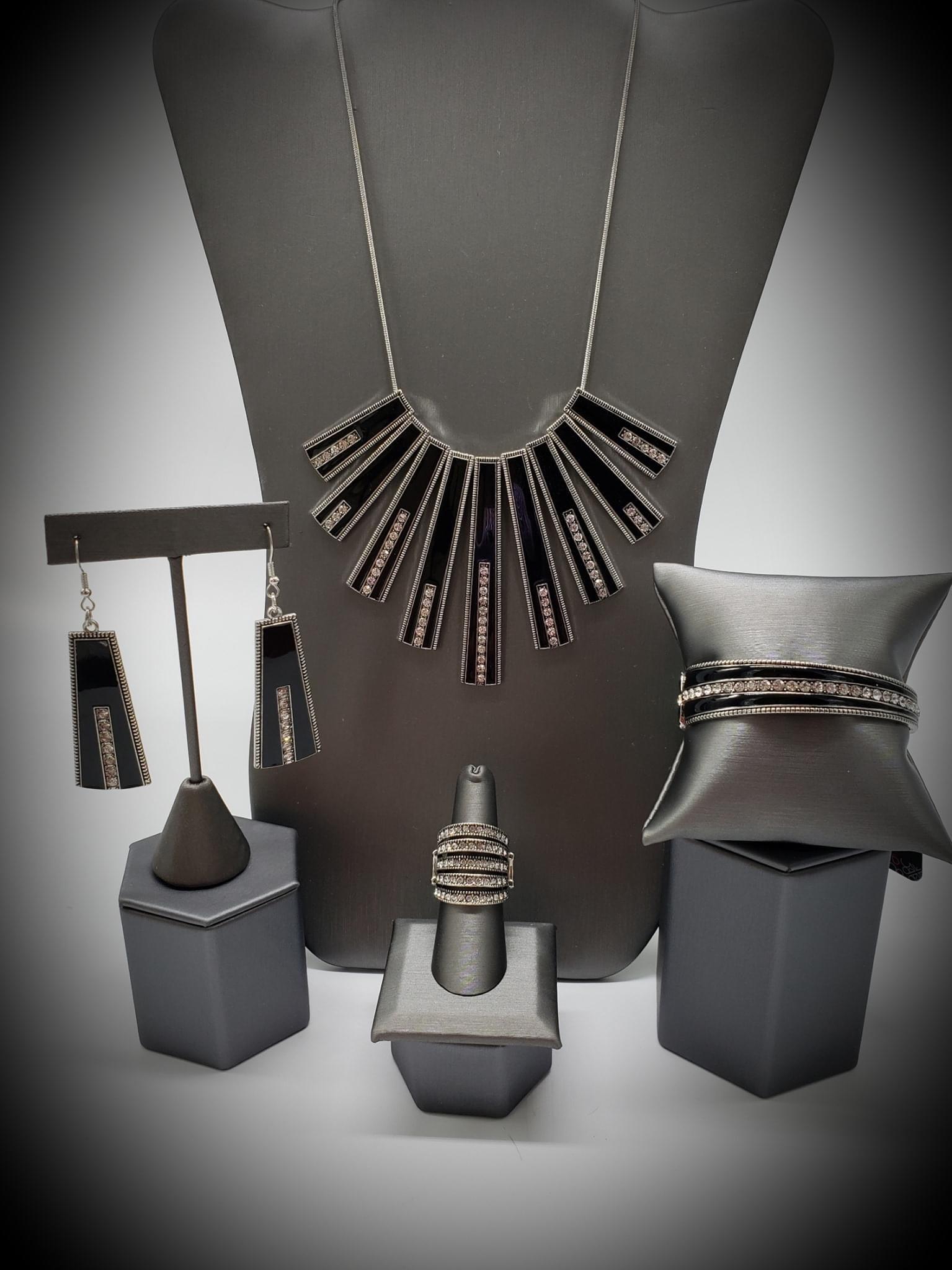 Paparazzi Accessories Fiercely 5th Avenue: FF September 2021 The styles featured in the Fiercely 5th Avenue collection are exactly what you would expect with a name like that: Sleek, classy, metallic designs that you’d find on the streets of New York. The